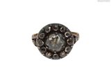gros plan d'une bague en diamant sur fond blanc