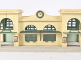 une petite maquette d'un bâtiment surmontée d'une horloge