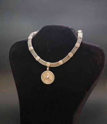Travail oriental. Collier en argent 800 agrémenté d'anneau à…