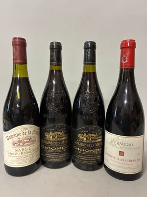 quatre bouteilles de vin sont alignées sur une table