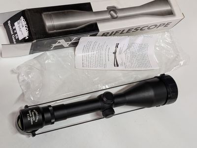 Le fusil est posé sur la table, à côté de la boîte.