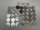 une pile de pièces d'argent posée sur une table