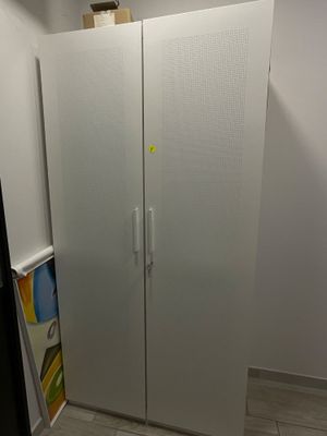 un réfrigérateur blanc dans le coin d'une pièce