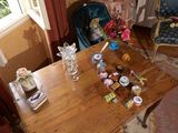 une table en bois sur laquelle sont posés des pots de confiture