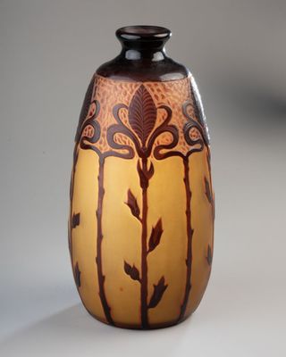 un vase orné d'un motif sur l'extérieur