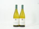 deux bouteilles de vin posées l'une à côté de l'autre sur une table