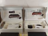 deux boîtes contenant du matériel électronique, posées sur une table
