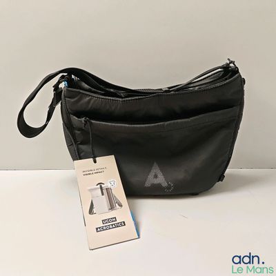 le sac est noir et comporte une étiquette attachée