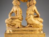 une image représentant une statue en or de deux femmes portant un bol sur la tête
