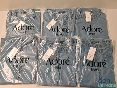 Six paires de pantalons « Adore » pour homme sont posées sur une table