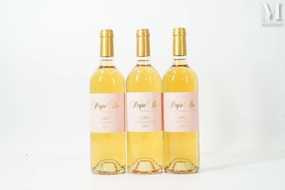 trois bouteilles de vin posées sur une table blanche