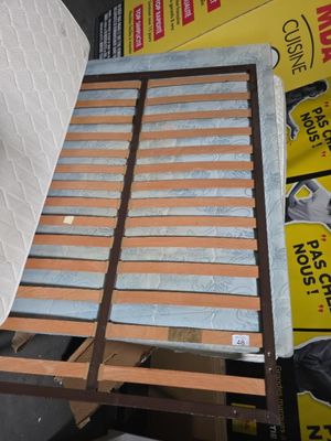 un cadre de lit sur lequel est posé un matelas