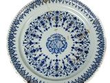 une assiette bleue et blanche ornée d'un motif