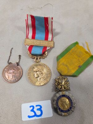 Lot : 2 décorations et une médaille.