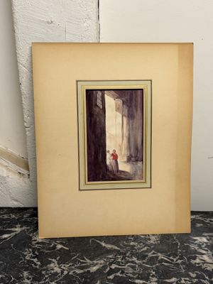 l'image d'une photo représentant une femme en robe rouge assise dans un embrasure de porte
