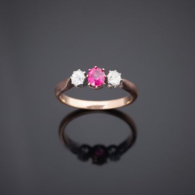 une bague à trois pierres, composée d'une tourmaline rose et de diamants