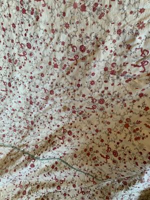 un chat allongé sur un lit recouvert d'une couverture