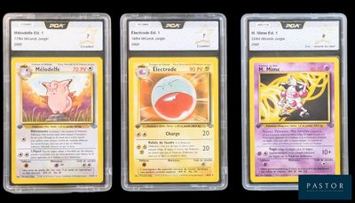 trois types différents de cartes Pokémon sur fond noir