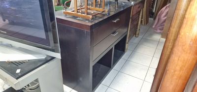 une télévision posée sur un meuble