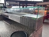 un comptoir surmonté d'une vitrine