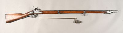un fusil accroché au mur