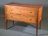 une vieille commode en bois avec trois tiroirs de chaque côté