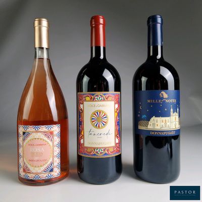 trois bouteilles de vin posées l'une à côté de l'autre sur une table