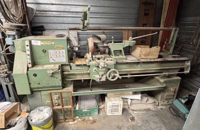 une grande machine qui se trouve dans un garage