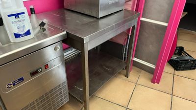 une petite table avec deux grille-pain dans une cuisine