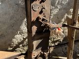 an old rusty machine sitting next to a wall
