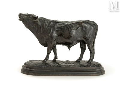 une statue représentant une vache debout sur un socle