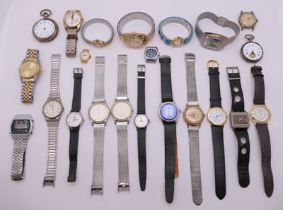 un grand nombre de montres posées sur une table