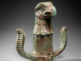 une image représentant une statue d'oiseau au long bec