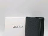 un portefeuille noir sur lequel est posé un coffret blanc