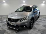 la voiture argentée est garée sur un sol en damier dans le garage