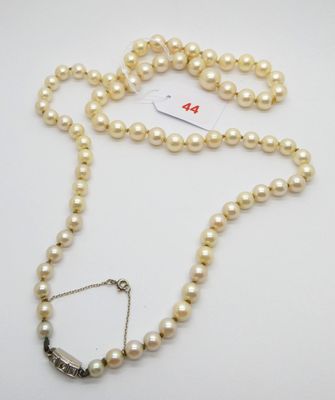un collier de perles blanches avec un fermoir en argent sur fond blanc