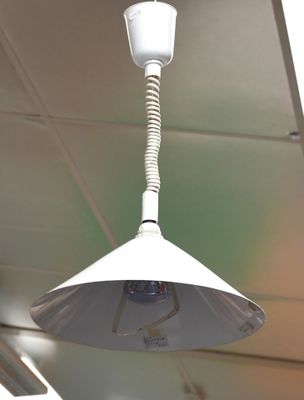 une lampe suspendue au plafond de la pièce