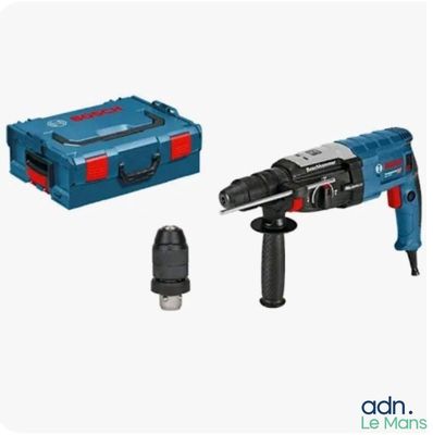 Marteau perforateur Bosch avec une boîte à outils et un tournevis sur fond blanc