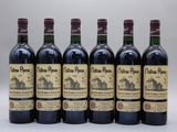 six bouteilles de vin sont alignées dans une rangée