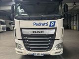 une photo d'un camion blanc garé dans un garage