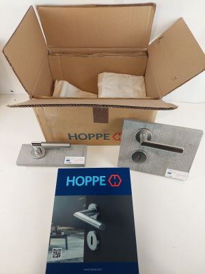 une boîte contenant des objets sur une table