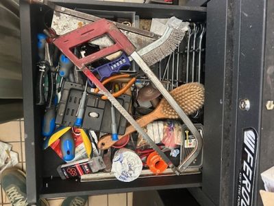 un tiroir rempli d'objets divers dans une cuisine