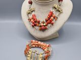 un collier, un bracelet et un ensemble de bracelets présentés sur un présentoir pour mannequin