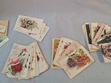beaucoup de cartes qui sont posées sur un lit