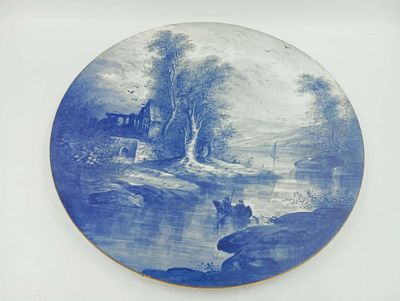 une assiette bleue et blanche décorée d'une peinture