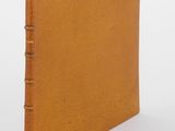 une image représentant un livre en cuir marron avec une page blanche