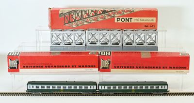 une pile de wagons empilés les uns sur les autres