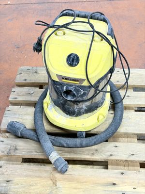 une machine jaune posée sur une palette