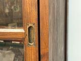 une photo en gros plan d'une poignée de porte en bois