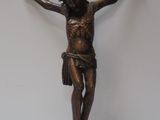 une statue de Jésus sur la croix, posée sur un fond blanc